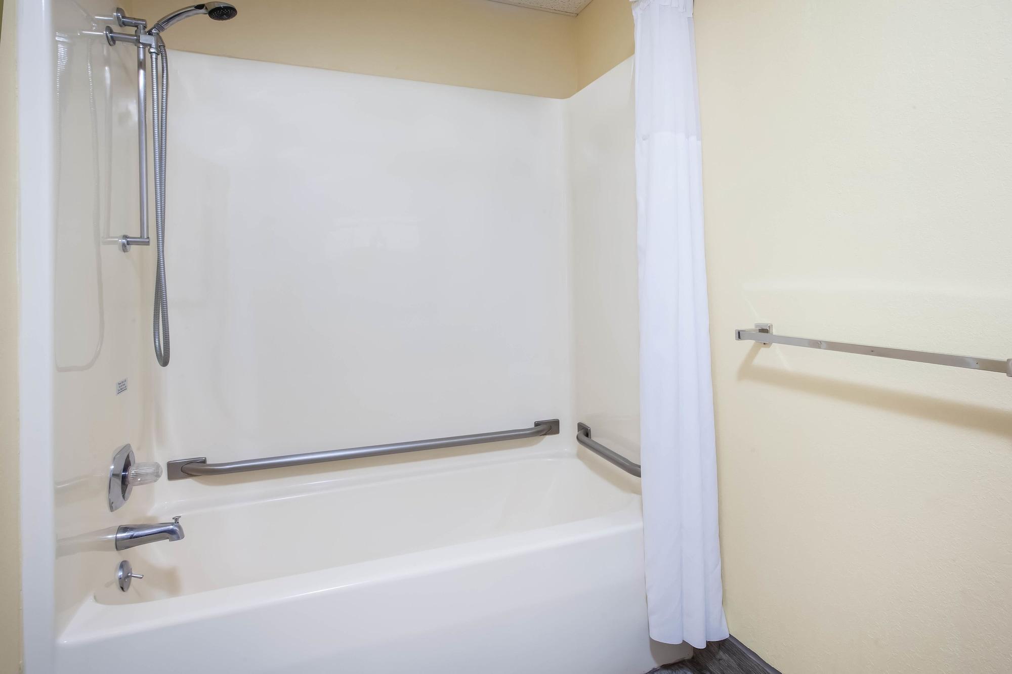 Days Inn By Wyndham קדילאק מראה חיצוני תמונה