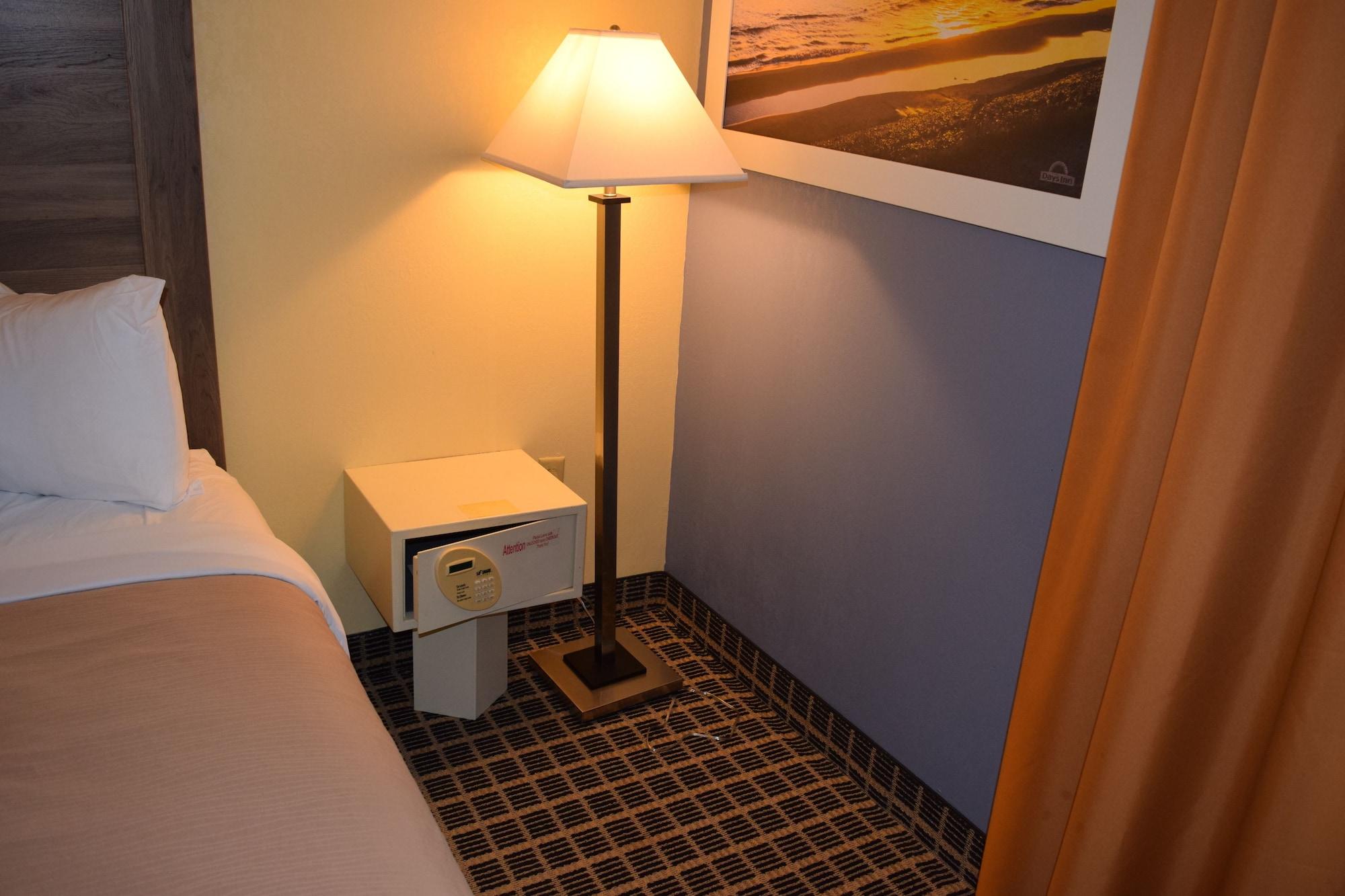 Days Inn By Wyndham קדילאק מראה חיצוני תמונה