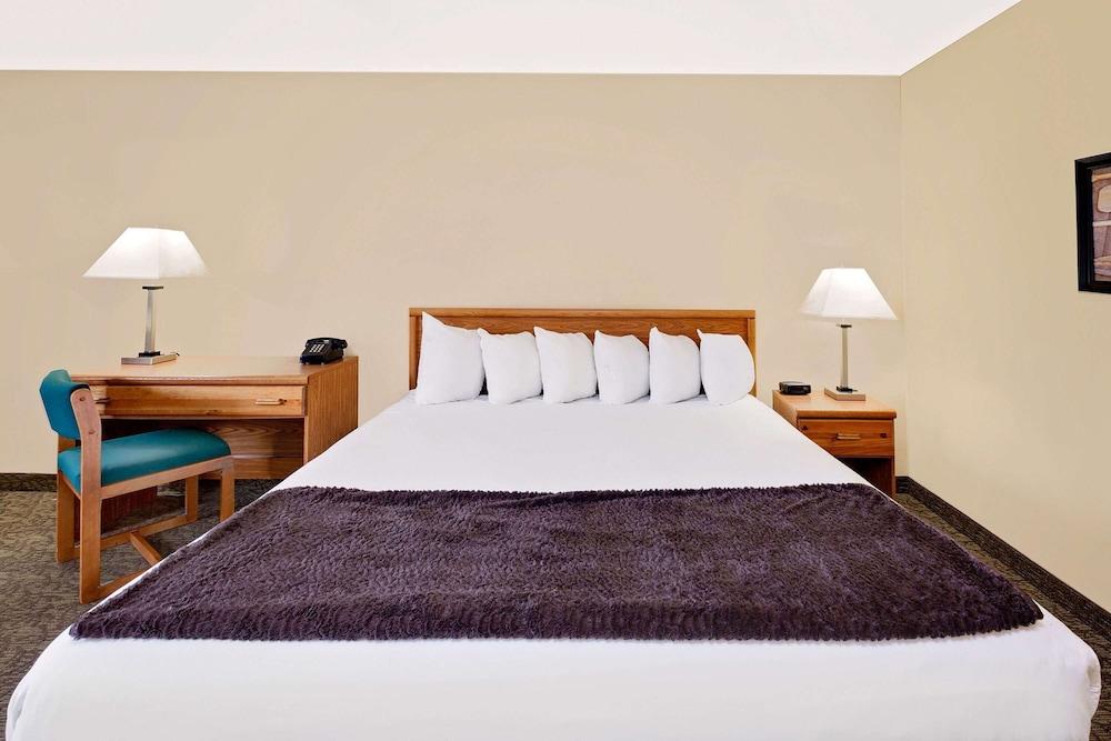 Days Inn By Wyndham קדילאק מראה חיצוני תמונה